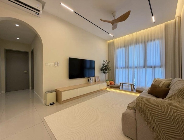 FULLY FURNISHED ONE BEDROOM WITH A PRIVATE BATHROOM STUDIO UNIT FOR RENT AT The Henge Residence