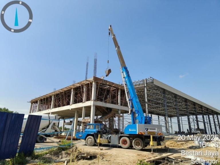 Spacious Detached Factory & Office Complex in Kawasan Perindustrian Kota Puteri.