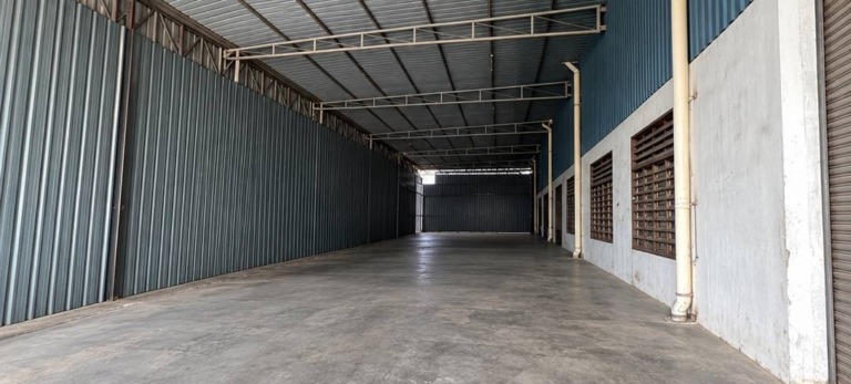 Pekan Nanas 1.5Sty Semi-D Factory For Sale