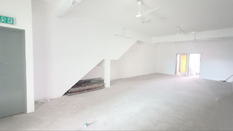 Jelapang square first floor for rent facing main road basic condition