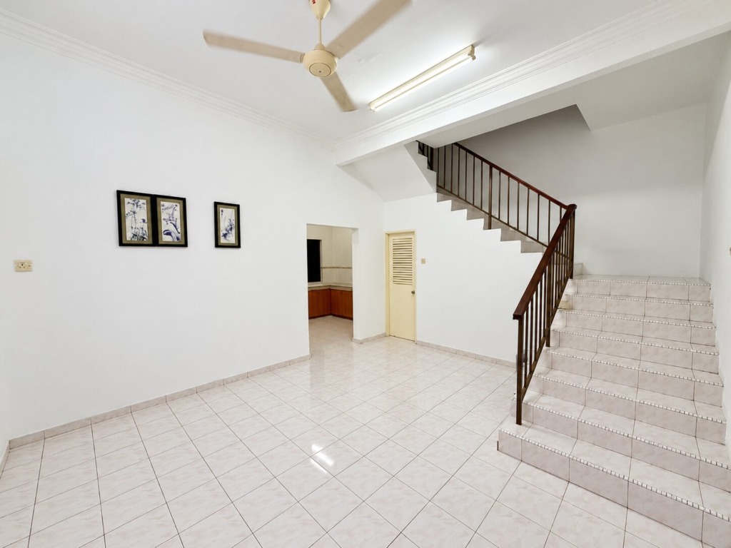 Taman Pengkalan Barat Double Storey Terrace House – 4 bedroom 2-storey terraced house for rent in Pengkalan, Ipoh (photo 2 of 12)