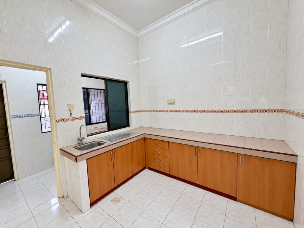 Taman Pengkalan Barat Double Storey Terrace House – 4 bedroom 2-storey terraced house for rent in Pengkalan, Ipoh (photo 3 of 12)