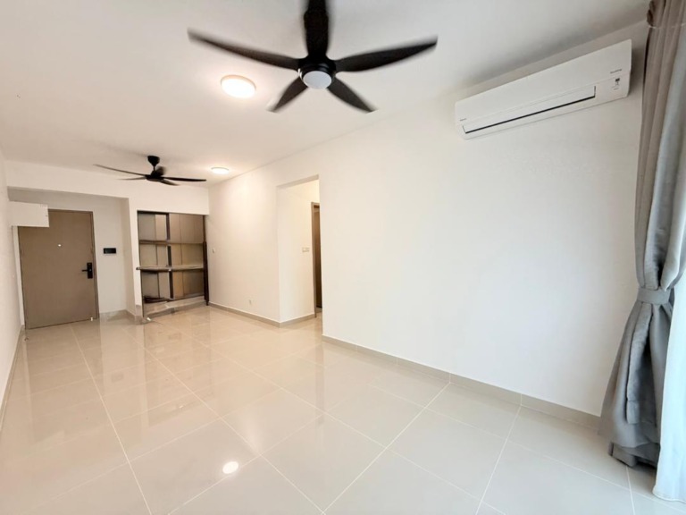 Brand New Condo Baron Lakecity 3 Bedrooms Partial Furnish Available For Rent !