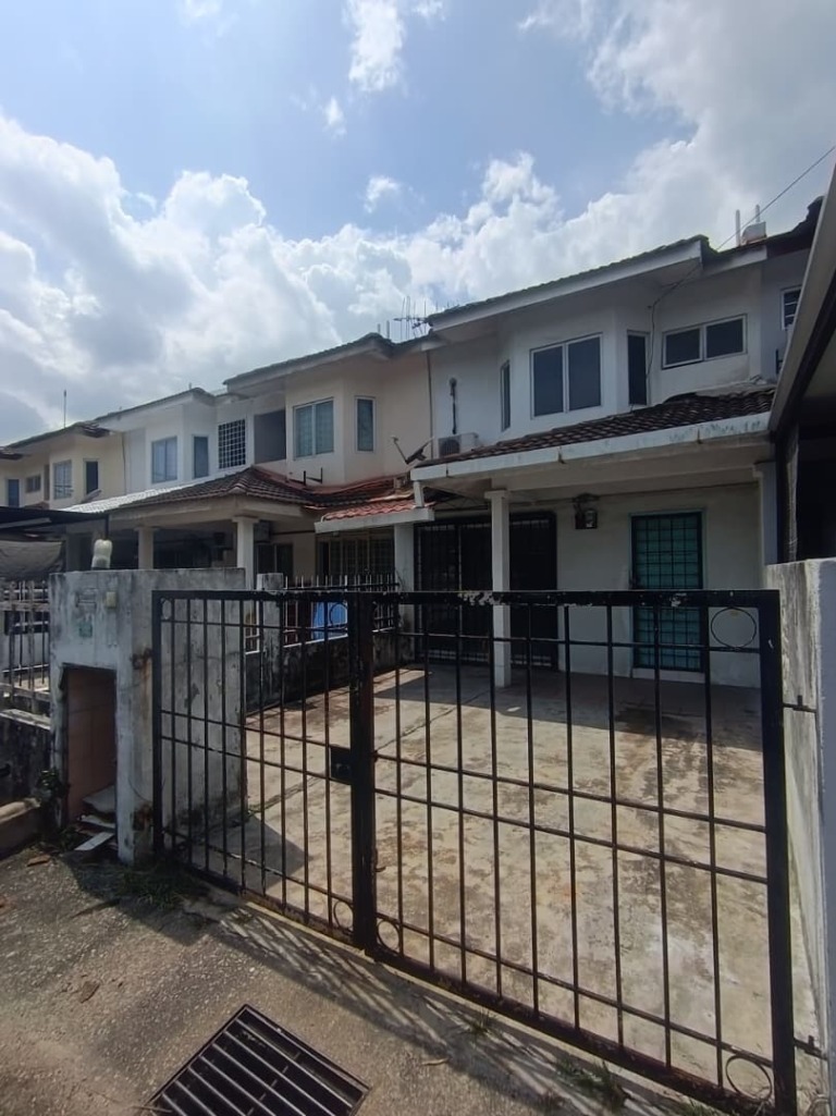 Puchong Utama Seksyen 9 double storey house