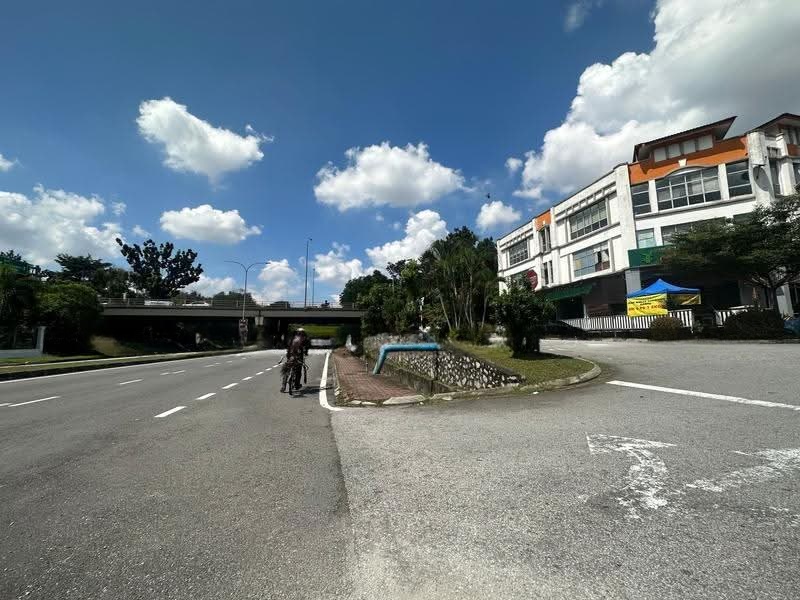 Taman Perindustrian UEP Subang jaya 2 storey shop – shop / office for sale in Subang Jaya, Selangor (photo 2 of 10)
