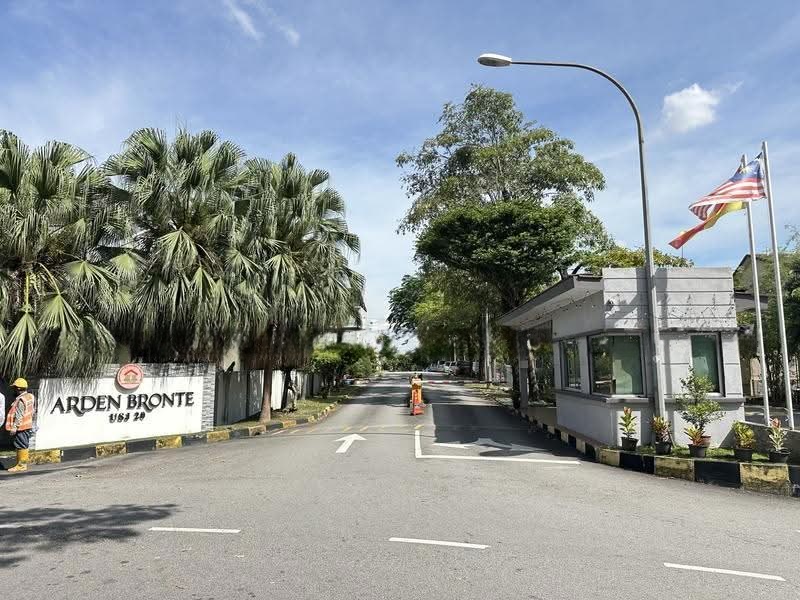 USJ 20 gated & guarded double storey – 4 bedroom 2-storey terraced house for sale in Subang Jaya, Selangor (photo 1 of 15)
