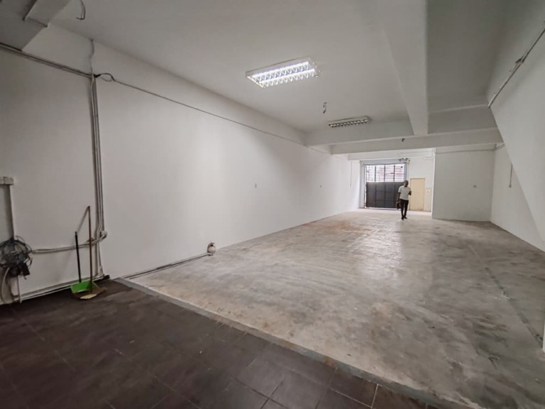 Jalan Kasuarina, Bandar Botanic Ground Floor For Rent, Facing to main road